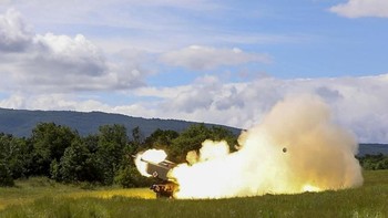 Secara keseluruhan, ada sekitar selusin target yang ditembak HIMARS pada bulan Juli, kebanyakan jaraknya sekitar 40 kilometer dari garis depan pertahanan Rusia.Militer Ukraina juga menembakkan HIMARS pada malam hari, sehingga mempersulit Rusia dalam melacaknya. Foto: US Marine