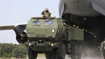 Varian kedua M142 HIMARS, dikembangkan tahun 1990-an, roket standar dari sistem ini dapat menembak sampai 300 kilometer. Ada model khusus yang efektif sampai 498 kilometer. Namun yang dikirim ke Ukraina sengaja dibatasi jangkauannya agar tidak mencapai area Rusia. Foto: US Marine