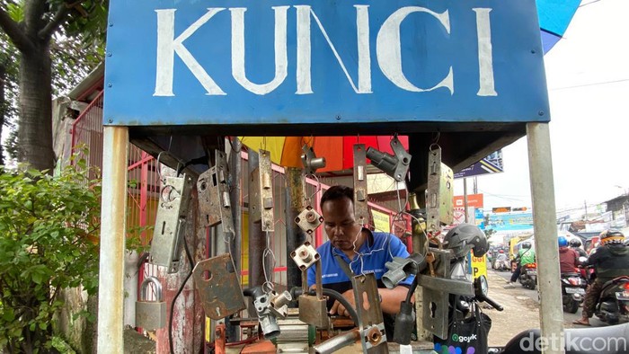 Nandang, penduplikat kunci di Bandung.