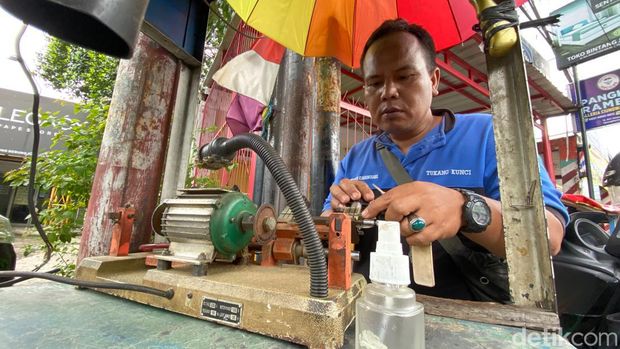 Nandang, penduplikat kunci di Bandung.