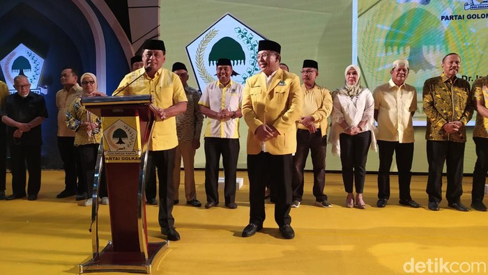 Nurdin Halid kukuhkan Ilham Arief Sirajuddin (IAS) jadi kader Golkar. (Fathul/detikSulsel)