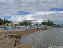 Pria Lansia Diduga Stroke Saat Berendam di Pantai Biru Makassar Dievakuasi