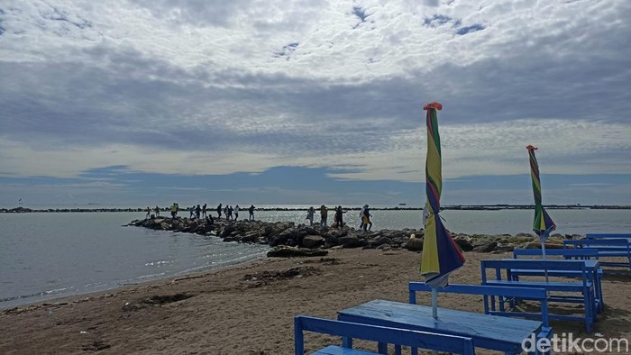 Pantai Biru Makassar