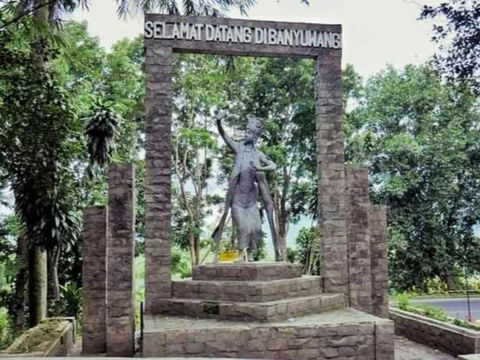Patung Gandrung di Pegunungan Kumitir