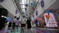 Pembukaan kembali mal dan pusat perbelanjaan di kawasan ibu kota China itu seiring dengan pelonggaran aturan pembatasan COVID-19 di wilayah tersebut.