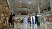 Begini suasana di salah satu mal yang ada di Beijing saat mal dan pusat perbelanjaan kembali dibuka.