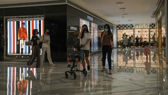 Pembatasan COVID-19 Dilonggarkan, Mal di Beijing Kembali Dibuka Mal di Beijing kembali dibuka dan ramai didatangi pengunjung. Pembukaan mal itu dilakukan seiring dengan pelonggaran pembatasan COVID-19 di Beijing.