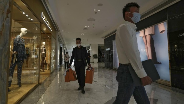 Pembatasan COVID-19 Dilonggarkan, Mal di Beijing Kembali Dibuka Mal di Beijing kembali dibuka dan ramai didatangi pengunjung. Pembukaan mal itu dilakukan seiring dengan pelonggaran pembatasan COVID-19 di Beijing.