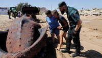Sejumlah orang melihat kondisi paus seberat 30 ton yang mati terdampar di pantai yang berada di kota Tavernes de la Valldigna, Valencia, Spanyol. 