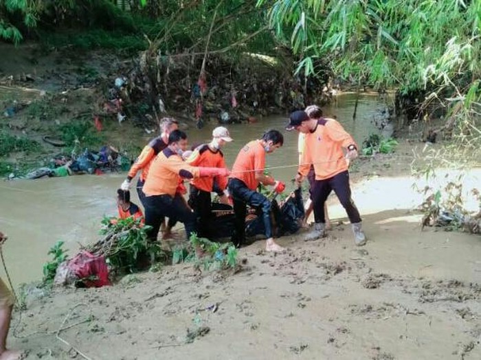 orang tenggelam di sungai