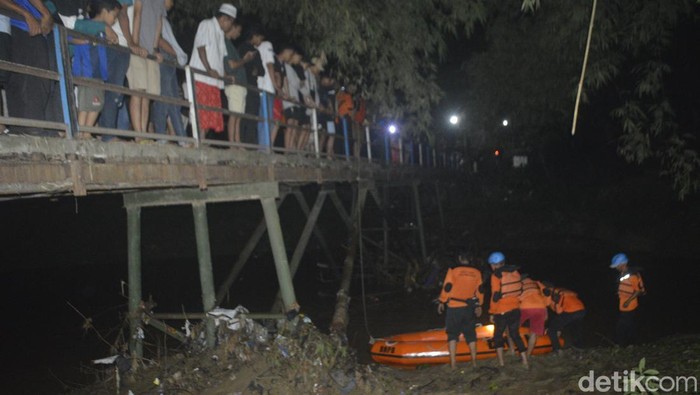 Pengendara motor di Pamekasan jatuh ke sungai dan hingga saat ini belum ditemukan. Pencarian akan dilanjutkan Minggu (29/5/2022) pagi.