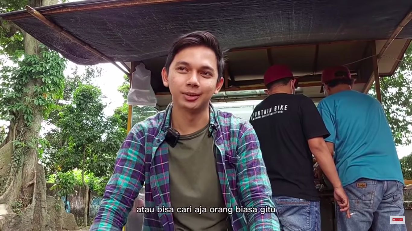 Penjual gorengan ganteng