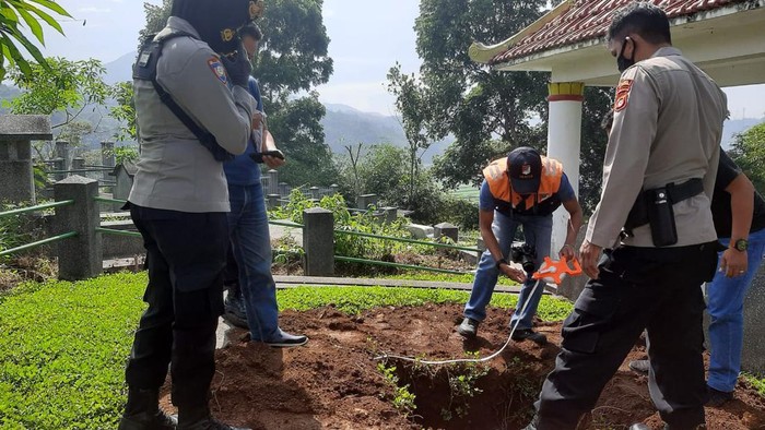 Penyelidikan makam Cina yang dibongkar di Sumedang.