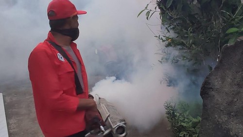 Petugas melakukan fogging atau pengasapan di wilayah Desa Abiantuwung, Kecamatan Kediri, Tabanan.
