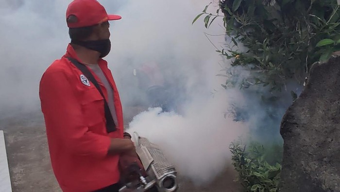 Petugas melakukan fogging atau pengasapan di wilayah Desa Abiantuwung, Kecamatan Kediri, Tabanan.
