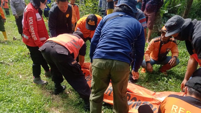 Petugas mengevakuasi korban di Sungai Jeglog, Kabupaten Magelang, Minggu (29/5/2022).