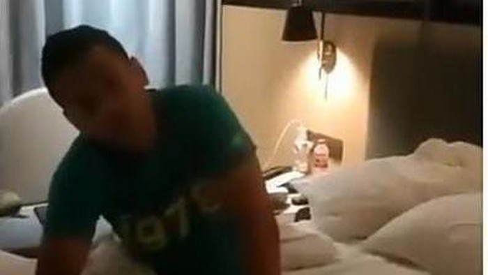 Pilot di Surabaya yang digerebek istrinya di hotel