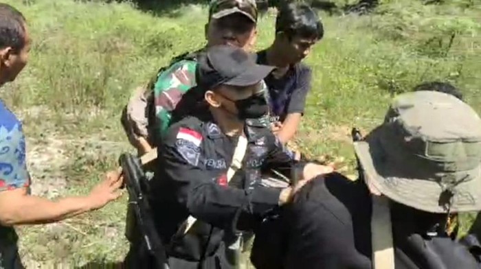 Polisi terlibat bentrok dengan warga di Ketapang, Kalbar.