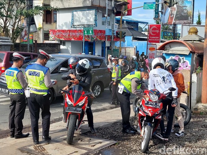 Polisi tilang motor berknalpot bising di Lembang