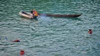Kecelakaan tersebut menyebabkan satu unit mobil tenggelam ke laut.