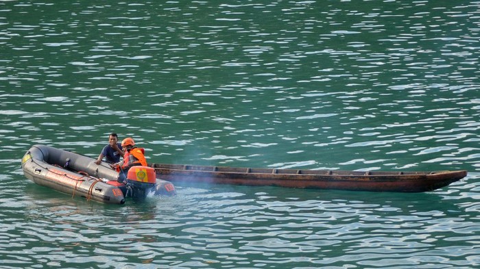 Sebuah mobil masuk ke laut di kawasan Bukit Kera, Sei Barameh, Sumatera Barat. Tim SAR dikerahkan untuk mencari penumpang mobil yang masih hilang.