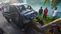 Petugas mengevakuasi mobil yang masuk ke laut, di kawasan Bukit Kera, Sei Barameh, Lubeg, Padang, Sumatera Barat, Minggu (29/5/2022).