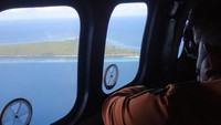 Tim SAR Gabungan melakukan pencarian korban tenggelamnya KM Ladang Pertiwi menggunakan pesawat Helly H-3211 super puma di selat Makassar, Sulawesi Selatan, Minggu (29/5/2022). ANTARA FOTO/BASARNAS/ABHE.