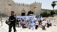 Bentrokan antara polisi Israel dengan sejumlah warga Palestina terjadi imbas aksi Pawai Bendera Israel yang digelar di area gerbang Damaskus. REUTERS/Ammar Awad.