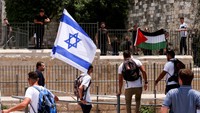 Untuk diketahui, Pawai Bendera Israel ini dilakukan sebagai bagian dari Hari Yerusalem untuk memperingati penyatuan kota setelah penaklukan Yerusalem timur pada 1967 silam. REUTERS/Ammar Awad.