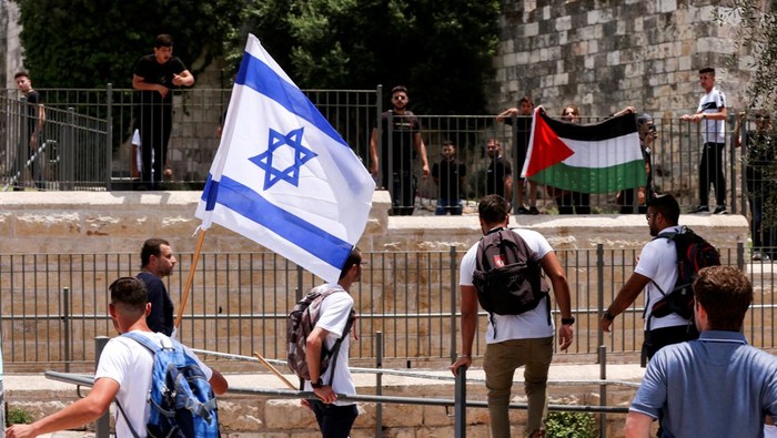 Ilustrasi bendera Israel dan bendera Palestina di area Yerusalem (dok. Reuters)