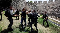 Warga Palestina pun memandang pawai yang digelar pada Minggu (29/5) itu sebagai unjuk kekuatan Israel. REUTERS/Ammar Awad.