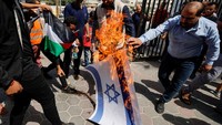 Oleh karena itu, bagi banyak pihak Pawai Bendera Israel dianggap sebagai aksi kontroversial yang dikhawatirkan memicu meningkatnya ketegangan antara Palestina dan Israel. REUTERS/Ibraheem Abu Mustafa.