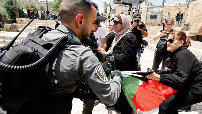 Bentrokan antara warga Palestina dengan polisi Israel terjadi di kawasan Yerusalem. Bentrokan diketahui terjadi imbas aksi Pawai Bendera Israel