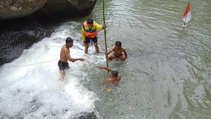Proses pencarian korban tenggelam di Tonjong Golok.