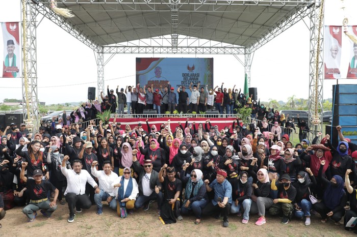 Ratusan masyarakat Kalimantan Timur (Kaltim) yang mengatasnamakan Desa untuk Ganjar (Des Ganjar) mendukung Gubernur Jawa Tengah (Jateng) Ganjar Pranowo maju di Pilpres 2024.