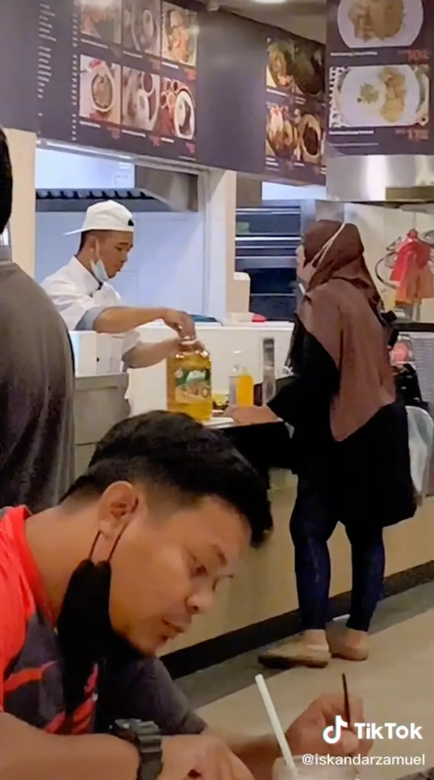 Restoran yang Dituju Tutup karena Minyak Habis, Emak-emak Ini Bawa Minyak Goreng Sendiri