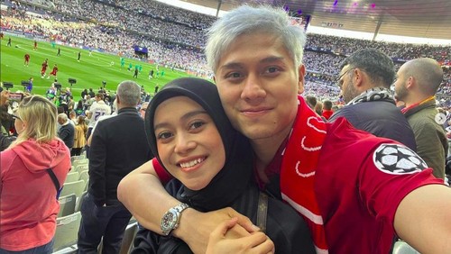 Rizky Billar dan Lesti Kejora menyaksikan pertandingan final Liga Champions 2021/2022.