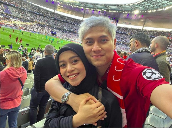 Rizky Billar dan Lesti Kejora menyaksikan pertandingan final Liga Champions 2021/2022.