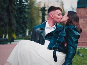 Pasangan Atlet Muda Badminton Rusia Menikah, Pakai Jaket Kulit & Sneakers