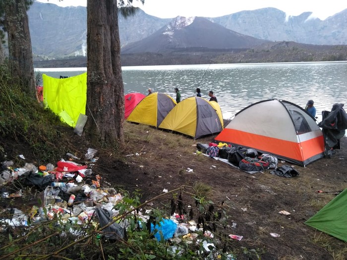 Sampah pendaki tercecer di area camping Danau Segara Anak Gunung Rinjani.