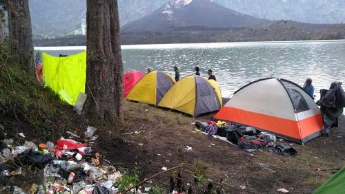 Sampah pendaki tercecer di area camping Danau Segara Anak Gunung Rinjani.