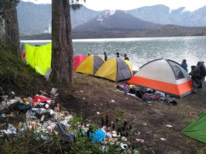 Sampah Berceceran di Segara Anak Gunung Rinjani, Pengelola Membersihkannya