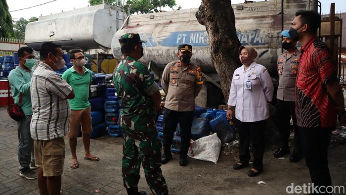 Satgas Pangan Bojonegoro mengecek stok minyak goreng (migor) di pasaran. Kegiatan ini bentuk komitmen Forkopimda Bojonegoro untuk memastikan ketersediaan migor.