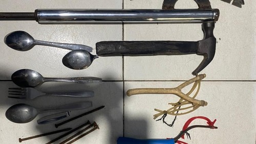 Sejumlah barang bukti senjata tajam yang berhasil diamankan polisi