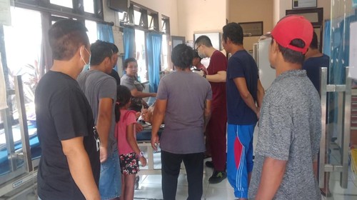 Seorang nelayan ditemukan dalam kondisi tidak sadarkan diri saat jukungnya terombang-ambing di wilayah perairan Desa Sambirenteng, Buleleng, Bali. Ia kemudian dilarikan Ke Puskesmas I Tejakula.