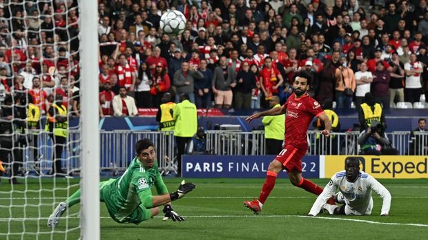 Soccer Football - Champions League Final - Liverpool v Real Madrid - Stade de France, Saint-Denis near Paris, France - May 28, 2022 Real Madrid's Thibaut Courtois saves a shot from Liverpool's Mohamed Salah REUTERS/Dylan Martinez