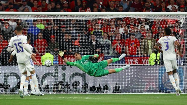 Soccer Football - Champions League Final - Liverpool v Real Madrid - Stade de France, Saint-Denis near Paris, France - May 28, 2022 Real Madrid's Thibaut Courtois makes a save REUTERS/Kai Pfaffenbach
