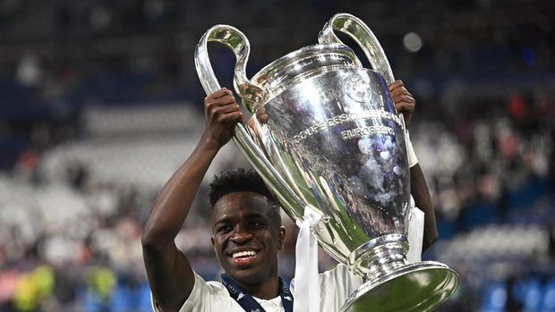 Soccer Football - Champions League Final - Liverpool v Real Madrid - Stade de France, Saint-Denis near Paris, France - May 29, 2022 Real Madrid's Vinicius Junior celebrates with the trophy after winning the Champions League REUTERS/Dylan Martinez