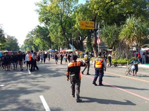 Geger Pengunjung CFD Berlarian Gegara Hoax Menara Masjid Sriwedari Goyang