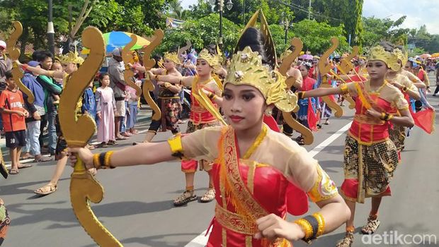 Suasana kirab budaya Desa Wanurejo, Kecamatan Borobudur, Kabupaten Magelang, Minggu (29/5/2022).